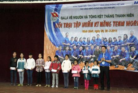 Đoàn thanh niên tặng qua cho trẻ em nghèo hiếu học tại chiến khu Quỳnh Lưu - Ninh Bình