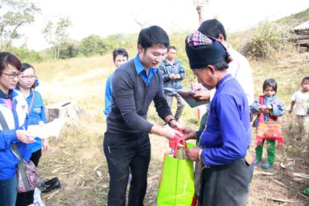 Đoàn thanh niên tặng quà Tết ấm quê hương cho đồng bào có hoàn cảnh khó khăn tại Điện Biên Phủ