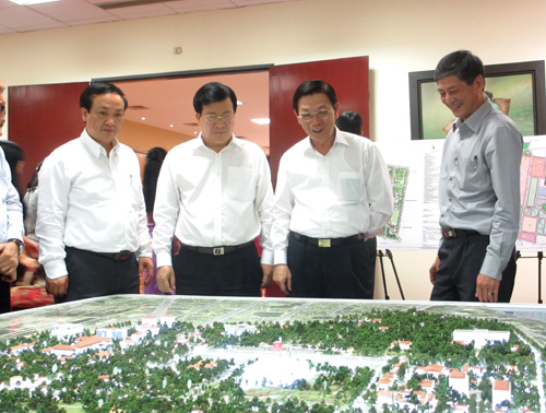 Lãnh đạo Bộ Xây dựng và Thành phố Hà Nội thăm quan mô hình khu trung tâm chính trị Ba Đình