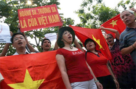 Người dân biểu tình phản đối Trung Quốc chiếm lãnh hải Việt Nam