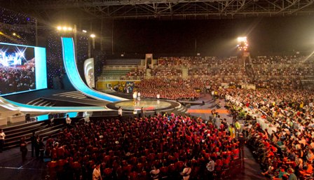 Hàng nghìn người, đặc biệt là giới trẻ có mặt tại Nhà thi đấu Phú Thọ để tham dự đêm gala