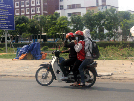 Các bạn sinh viên nữ cũng không chịu thua kém các bạn nam đi xe máy kẹp 3 trên đầu không đội mũ bảo hiểm.