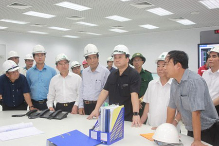 Phó Thủ tướng Hoàng Trung Hải chia sẻ, động viên các nhà thầu đang thi công dự án ở Khu kinh tế Vũng Áng