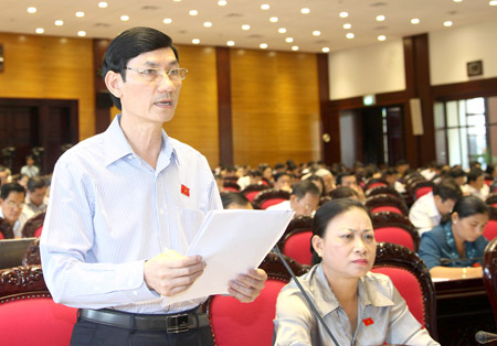 Đại biểu Đỗ Văn Vẻ (Thái Bình) cho rằng nên giảm bớt thủ tục để tạo thuận lợi cho người dân đăng ký phương tiện thủyẢnh: Bình Minh