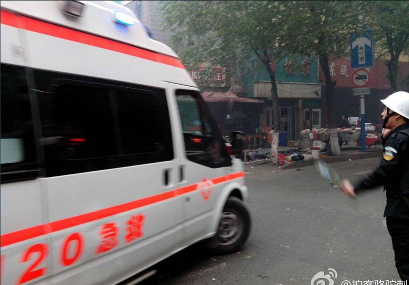 Xe cứu thương chuyển nạn nhân tới bệnh viện