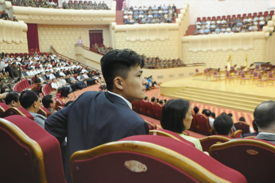 Một thanh niên Triều Tiên cắt tóc theo phong cách Chủ tịch Triều Tiên Kim Jong Un