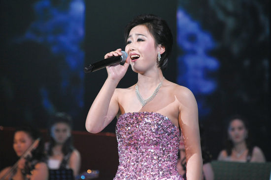 Một ca sĩ Triều Tiên biểu diễn trong trang phục hấp dẫn không kém các ngôi sao Hàn Quốc