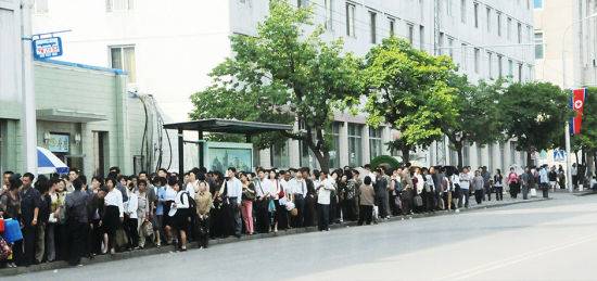 Dòng công nhân viên chức xếp hàng dài ngay ngắn chờ xe bus tới