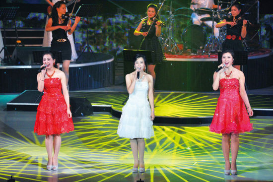 Một nhóm nhạc nữ của Triều Tiên biểu diễn với trang phục bắt mắt 