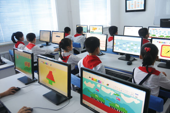 Các học sinh Triều Tiên được tiếp cận phòng học lắp đặt máy tính hiện đại 