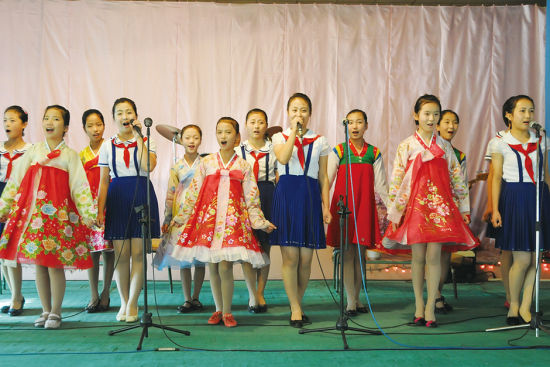 Học sinh Triều Tiên trong một buổi tập hát đồng ca