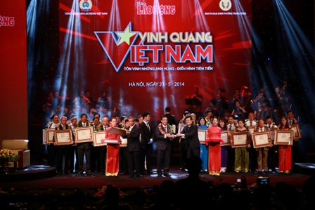 Chủ tịch nước Trương Tấn Sang và Chủ tịch Tổng LĐLĐVN Đặng Ngọc Tùng trân trọng trao Cup Vinh Quang Việt Nam cho 30 tập thể và cá nhân xuất sắc