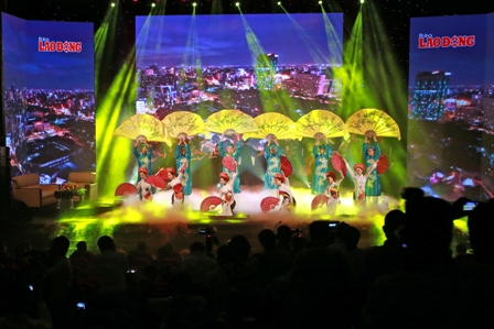 Vinh quang Việt Nam được tổ chức với các tiết mục múa hát rực rỡ các sắc màu, tôn vinh niềm tự hào Việt Nam