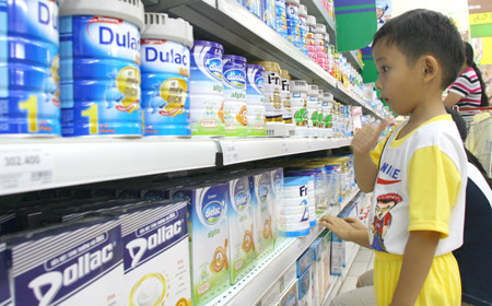 Việc các doanh nghiệp kinh doanh sản phẩm sữa trẻ em phải bán theo mức giá trần khiến người tiêu dùng phấn khởi và ngóng từng ngày Ảnh: Bình Minh