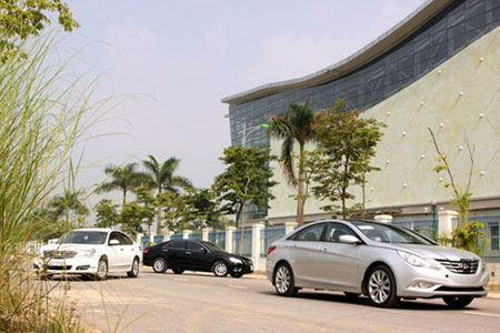 Nissan Teana, Toyota Camry và Hyundai Sonata là 3 mẫu xe tiêu biểu nằm trong phân khúc sedan hạng trung cao cấp tại thị trường Việt Nam - Ảnh: Bobi.