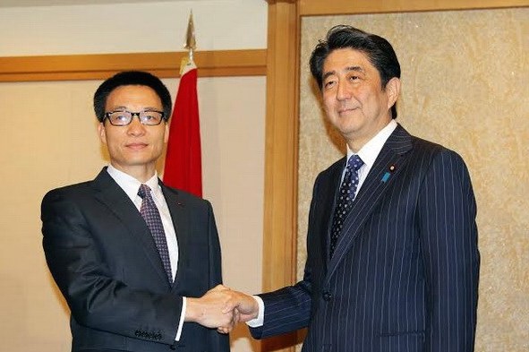 Phó Thủ tướng Vũ Đức Đam hội kiến với Thủ tướng Nhật Bản Shinzo Abe 