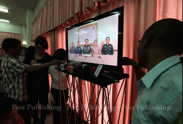 Tư lệnh lục quân Thái Lan và các lãnh đạo quân sự khác tuyên bố đảo chính trên truyền hình