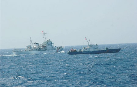 Tàu hải cảnh Trung Quốc hung hãn lao vào tàu Việt Nam