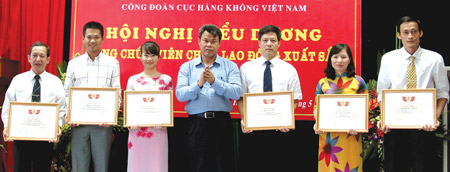 Chủ tịch Công đoàn GTVT VN Đỗ Nga Việt (giữa) tặng bằng khen cho các cá nhân tiêu biểu Ảnh: Huy Lộc