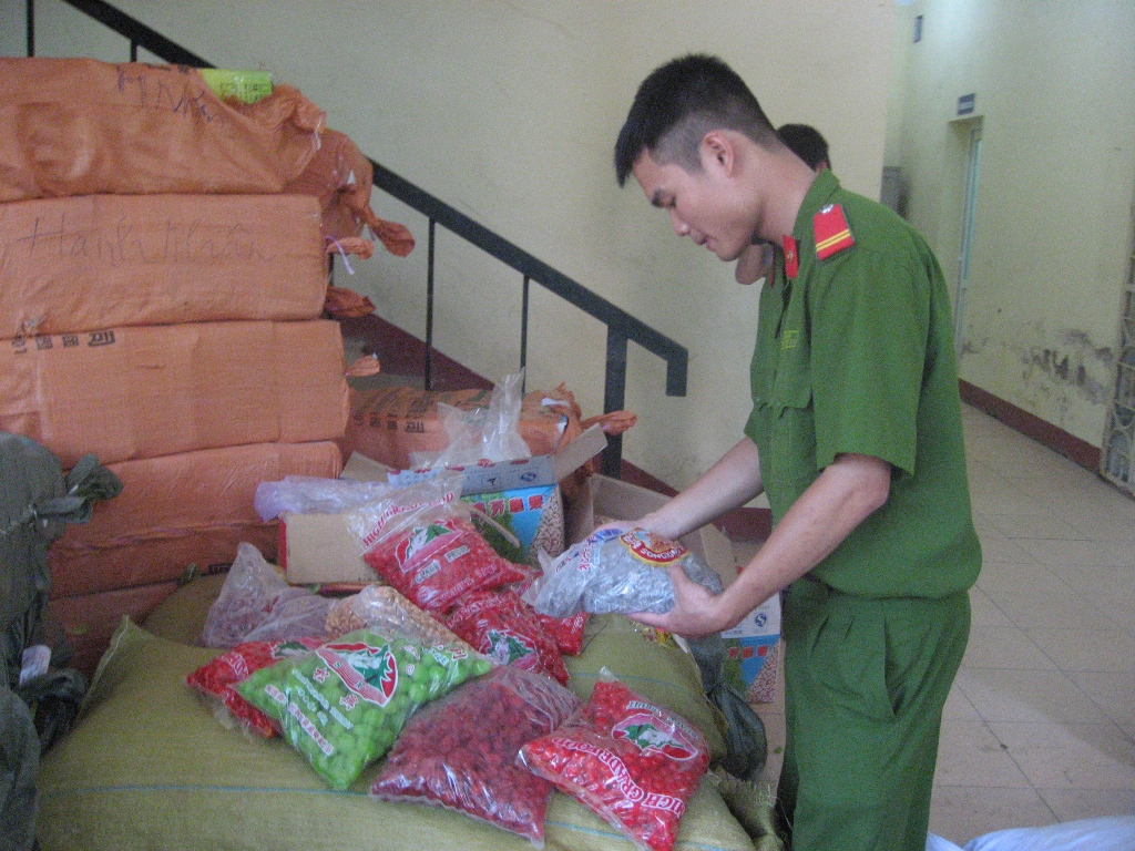 Hàng chục bao tải chứa bánh kẹo, ô mai… Trung Quốc bị phát hiện