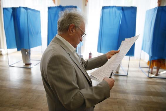 Một người dân Ukraine đang cân nhắc các ứng cử viên trước khi bỏ phiếu 