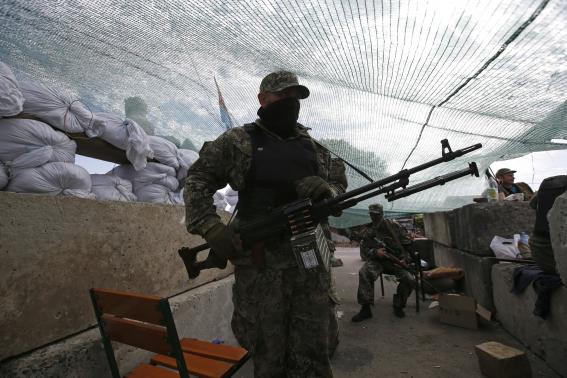 Binh lính của nhóm ủng hộ nước Nga tại Đông Ukraine tại một chốt canh gác