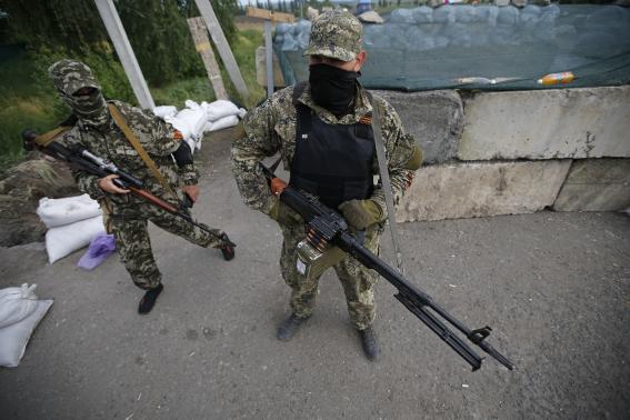 Binh lính của nhóm ủng hộ nước Nga tại Đông Ukraine tại các chốt canh gác