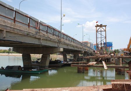 Trong quá trình kiểm tra tại hiện trường, Thứ trưởng Lê Đình Thọ luôn lưu ý các chủ đầu tư, tư vấn thiết kế phải giữ nguyên cao độ đơn nguyên mặt cầu mới bằng với cao độ mặt cầu cũ