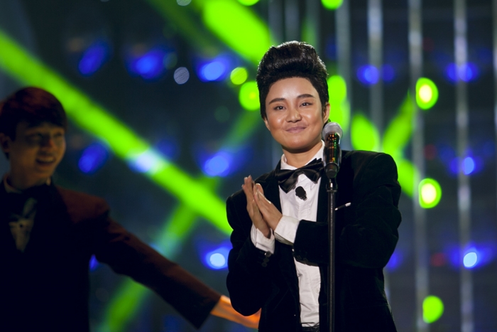 Vy Oanh trong hình ảnh của ca sĩ Bruno Mars với vẻ ngoài bảnh bao, lịch lãm. Nữ ca sĩ diện vest kiểu tuxedo, hát Just the way you are.