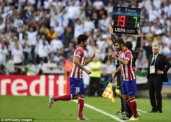 Diego Costa dính chấn thương chỉ sau 9 phút thi đấu và phải rời sân nhường chỗ cho Adrian