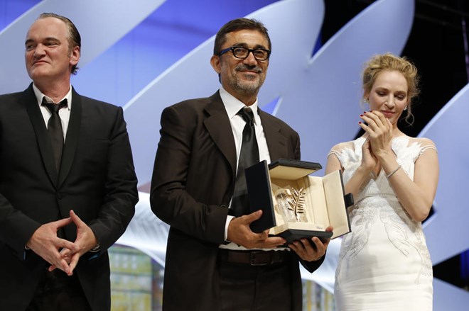  Đạo diễn Nuri Bilge Ceylan (giữa) nhận Càng cọ vàng từ tay đạo diễn Quentin Tarantino và nữ diễn viên Uma Thurman (Nguồn: AFP)