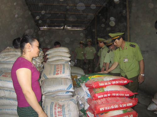 Lực lương QLTT Thanh Hóa đang kiểm tra tại một cửa hàng ở huyện Thiệu Hóa, Thanh Hóa