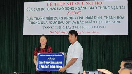 Ông Đỗ Nga Việt - Chủ tịch Công đoàn GTVT, Chủ tịch Hội đồng Quỹ Xã hội - từ thiện Ngành GTVT, qua Hội Chữ thập đỏ VN, tặng quà cho cựu TNXP tỉnh Nam Định 