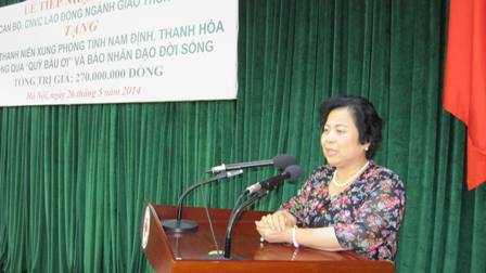 Bà Trương Thị Tuyết Nhung cảm ơn sự chia sẻ của cán bộ CNVC lao động ngành GTVT và Quỹ Xã hội - từ thiện Ngành GTVT 