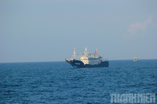 Tàu sắt cỡ lớn của ngư dân Trung Quốc trên vùng biển Việt Nam (Ảnh: Thanh Niên)