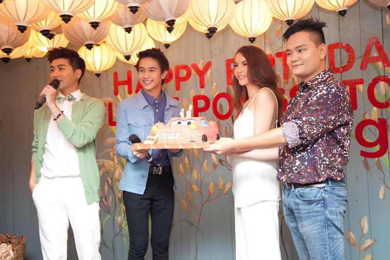 Fluke Pongsatorn bất ngờ với bánh kem và được tổ chức sinh nhật trong lần đầu đến thăm Việt Nam.