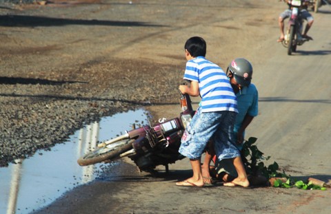 Nhiều xe máy bị đổ vì công trường bề bộn