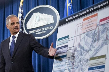 Bộ trưởng Tư pháp Mỹ Eric Holder trong một buổi công bố kết quả điều tra thao túng giá phụ tùng ôtô.