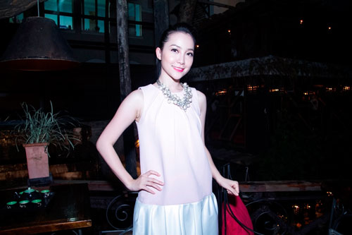 Linh Nga diện một chiếc đầm màu nhạt giản dị, nhưng vẫn khoe được nét quyến rũ 