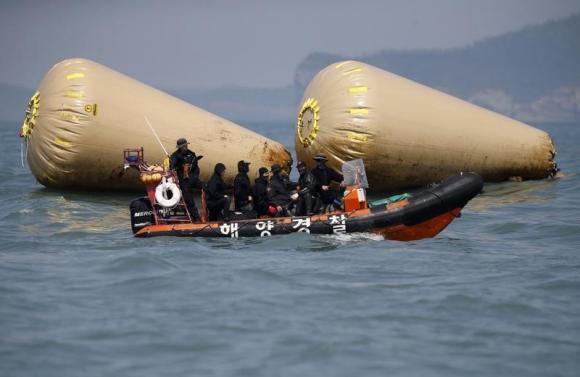 Các thợ lặn Hàn Quốc chuẩn bị tìm kiếm người mất tích trong vụ chìm phà Sewol