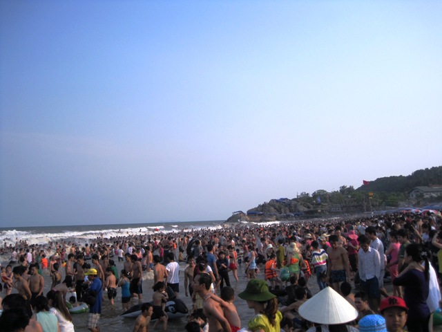 Bãi biển Sầm Sơn hàng năm thu hút hàng ngàn lượt khách