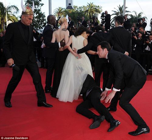 Tại thảm đỏ LHP Cannes 2014, Vitalii chui vào váy của nữ diễn viên America Ferrera trong buổi công chiếu phim “Bí kíp luyện rồng 2”