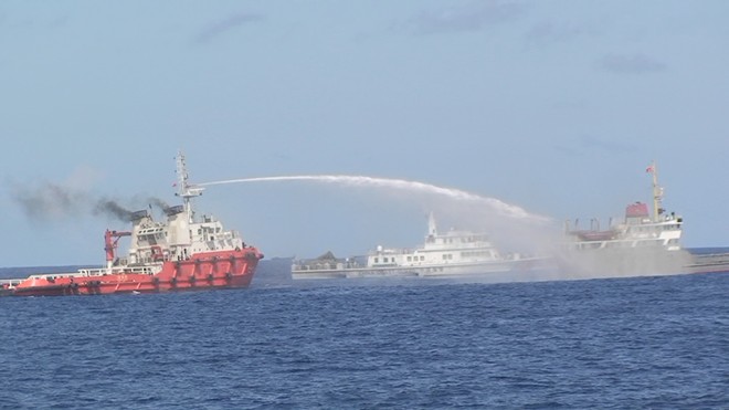 Tàu Trung Quốc hung hăng dùng vòi rồng phun nước tấn công tàu VN trên vùng biển VN
