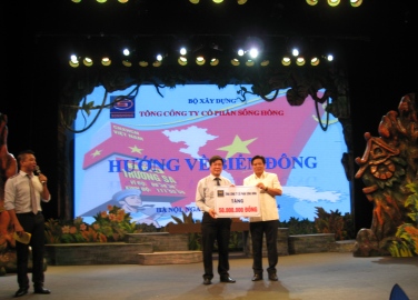 Ông Đặng Tiên Phong- Chủ tịch HĐQT (phải) trao biểu trưng 50 triệu đồng tặng trẻ em ở đảo Lý Sơn
