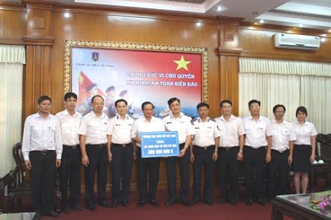 Cục trưởng Cục Hàng hải VN Nguyễn Nhật trao quà cho Bộ Tư lệnh Cảnh sát biển VN