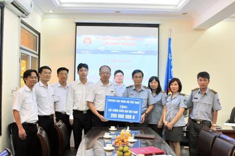 Phó Cục trưởng Cục Hàng hải VN Bùi Thiên Thu trao quà cho Cục Kiểm ngư