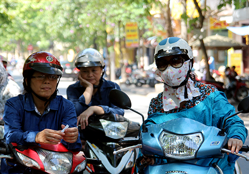 Không khó để bắt gặp những khuôn mặt lo âu, chờ đợi của các bậc phụ huynh.