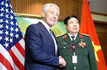 Bộ trưởng Bộ Quốc phòng Mỹ Chuck Hagel bắt tay Bộ trưởng Quốc phòng Việt Nam Phùng Quang Thanh trước khi bắt đầu cuộc họp tại Singapore ngày 31/5