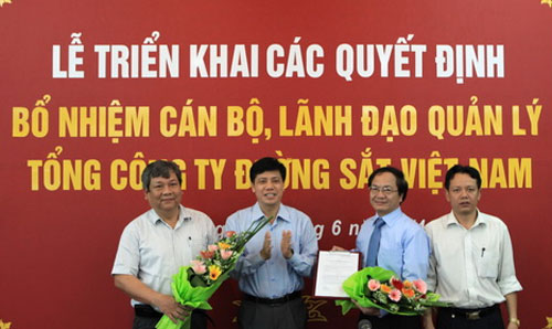 Được sự ủy quyền của Bộ trưởng, Thứ trưởng Nguyễn Ngọc Đông trao Quyết định bổ nhiệm ông Vũ Tá Tùng làm Tổng giám đốc Tổng công ty Đường sắt VN