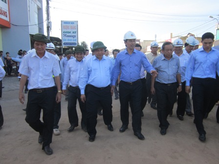 Phó Thủ tướng Chính phủ Nguyễn Xuân Phúc và Thứ trưởng Bộ GTVT Lê Đình Thọ kiểm tra tại Dự án mở rộng QL1 qua Quảng Ngãi